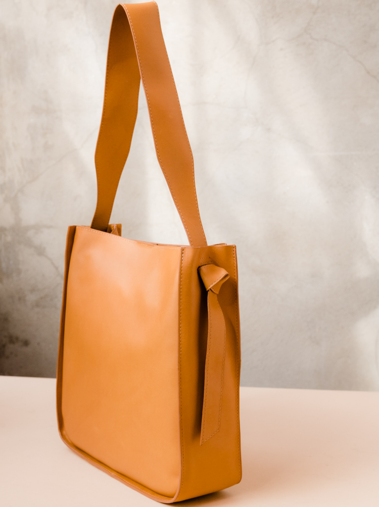 Addison large 2025 pebbled leather tote