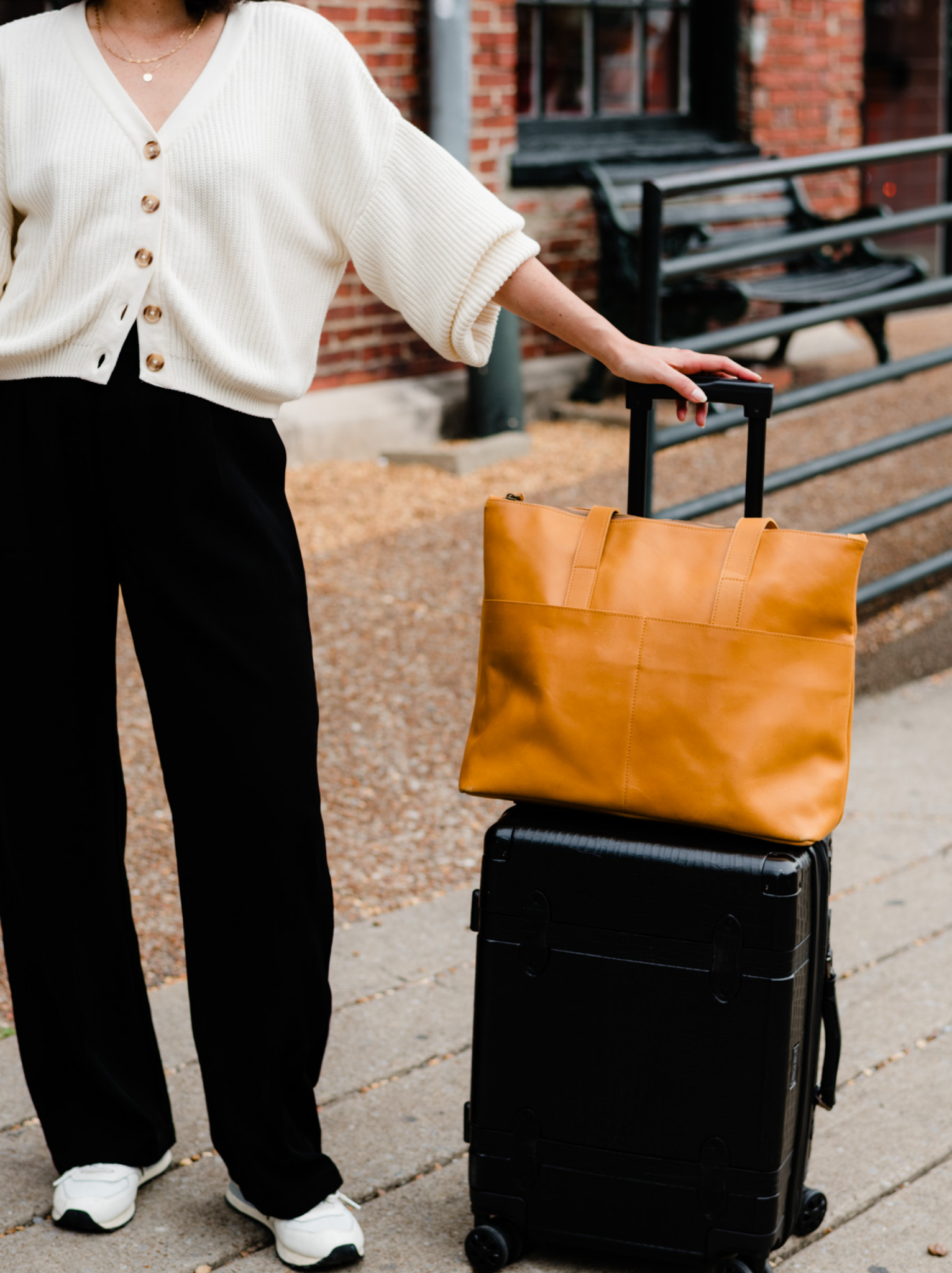 TRAVEL TOTE