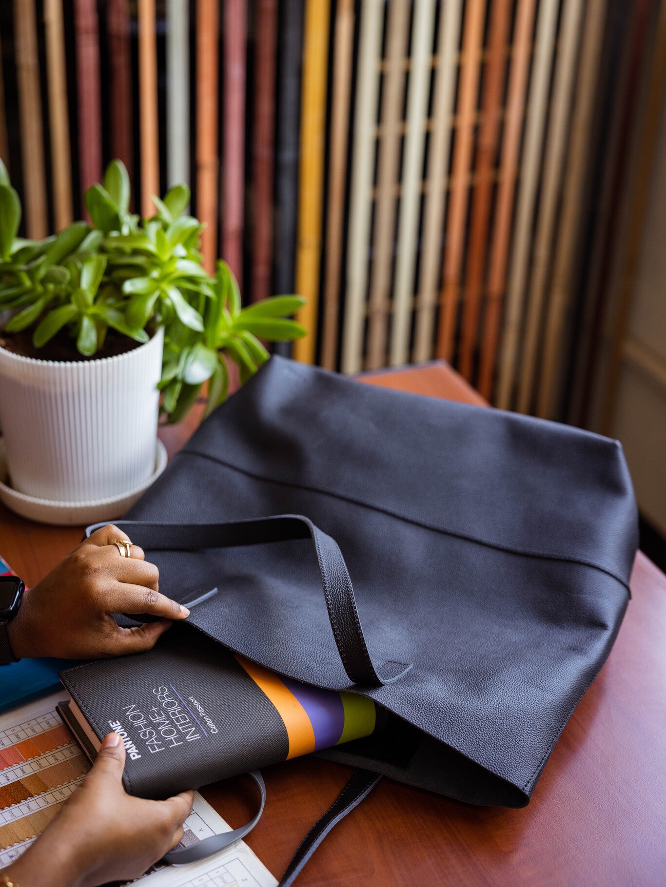 Lifestyle #Color_Pebbled Black