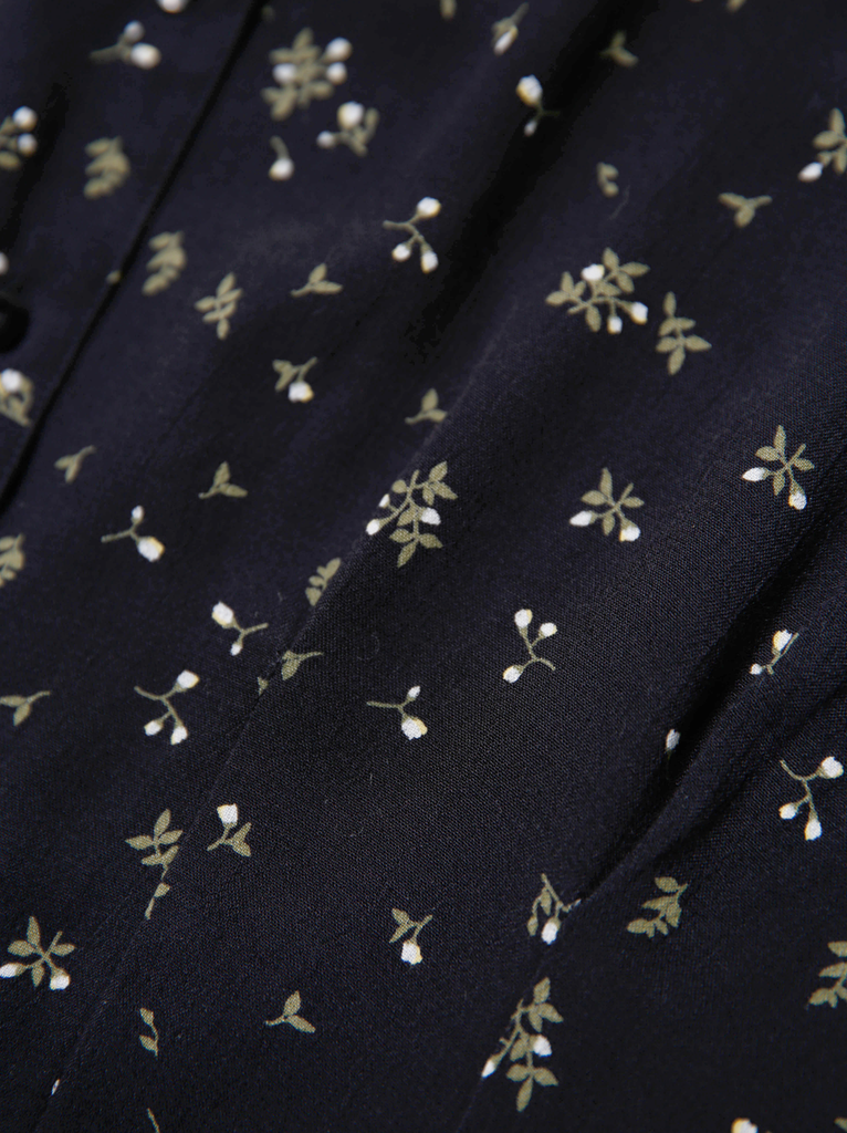 Lifestyle - Black Scattered Rose